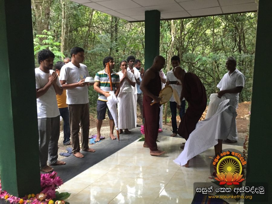 (92) සතර දිගින් වඩින ආර්ය මහා සංඝරත්නය වෙත කුටියක් තනවා පූජා කළෙමු