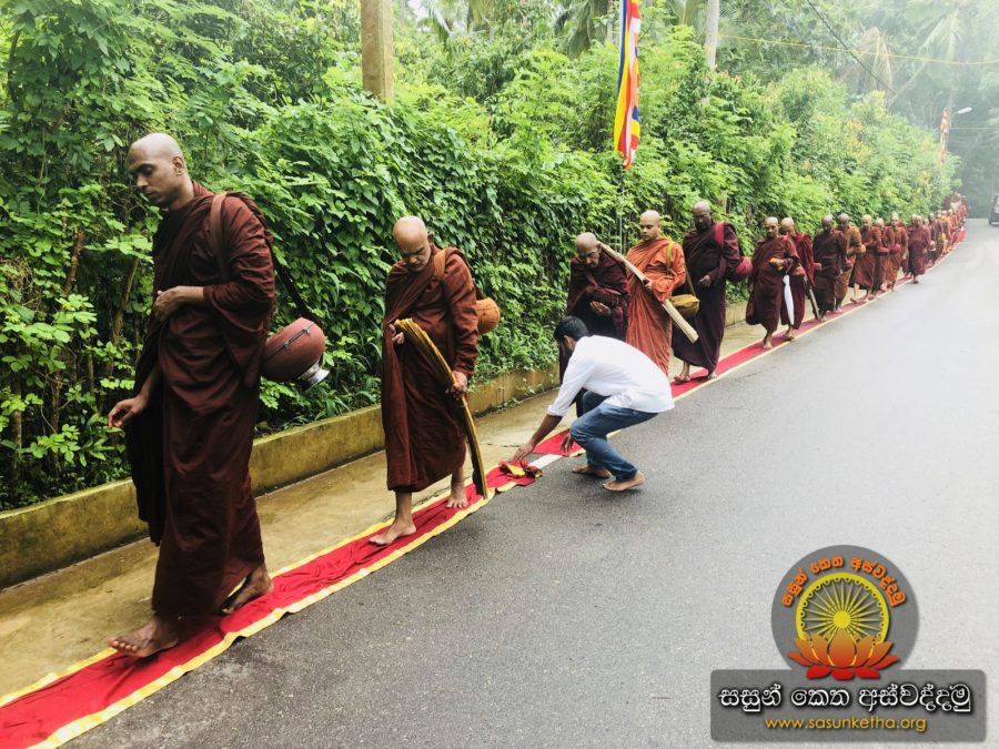 (105) ස්වාමින් වහන්සේලා තුන්සියක් උදෙසා පිණ්ඩපාත දානය සඳහා සම්බන්ධ වීම