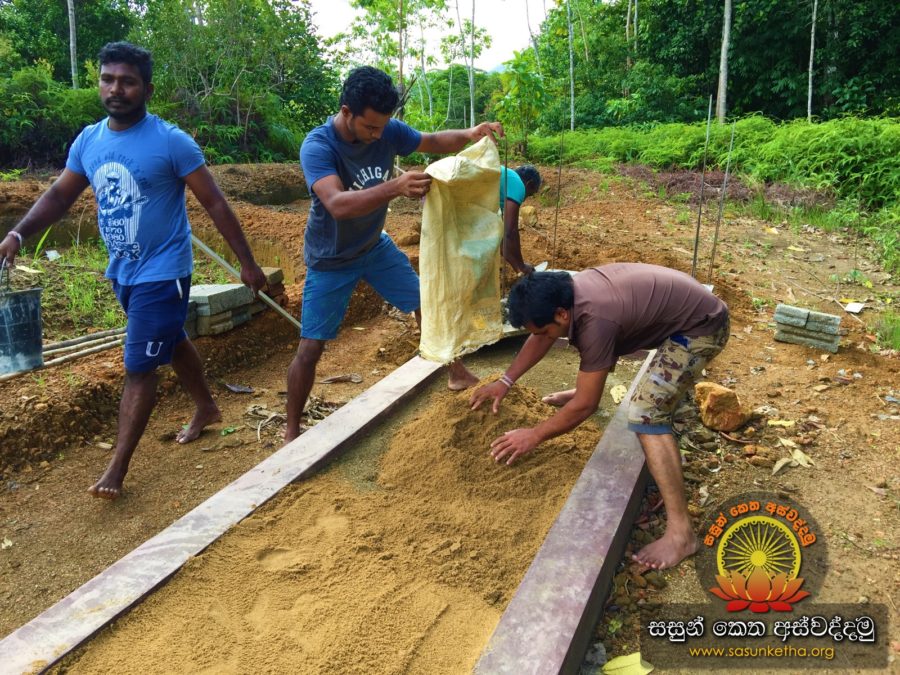 (106) සිංහරාජ රක්ෂිතයේ පිහිටි නාග ආරණ්‍යයේ සක්මන් මළුවේ සුදුවැලි ඇතිරීම