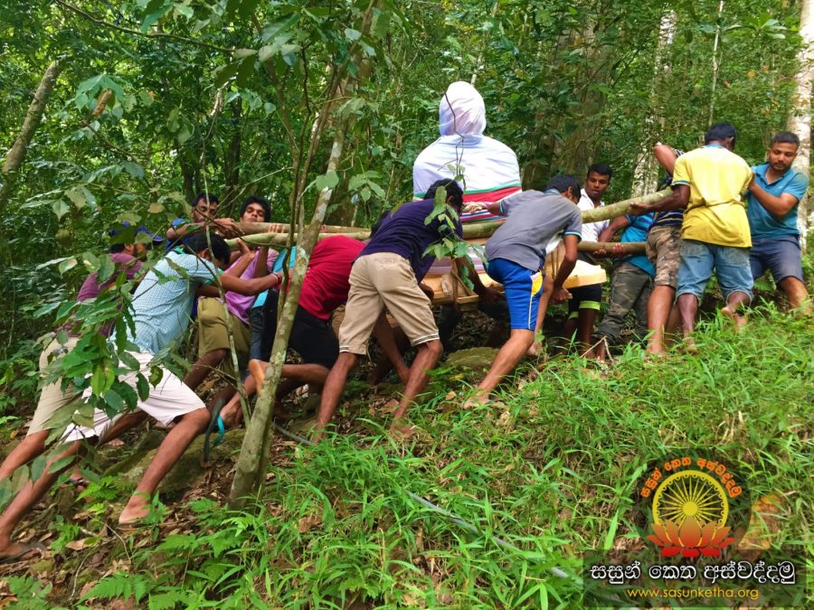 2018.08.26 අප කර මතින් බුදුරජාණන් වහන්සේ කදු මුදුනේ සෙනසුනට වැඩම කරවූ සේක_5