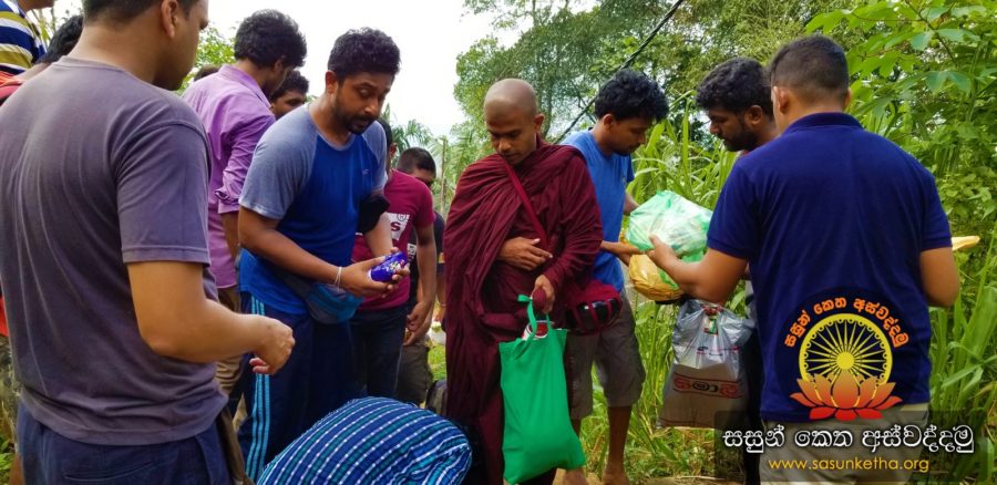 2018.09.01-02 සිරිපාඅඩවියේ වැඩසිටි හිමිවරුන් වෙත ධානය පූජා කරමින් උපස්තාන කලෙමු_11
