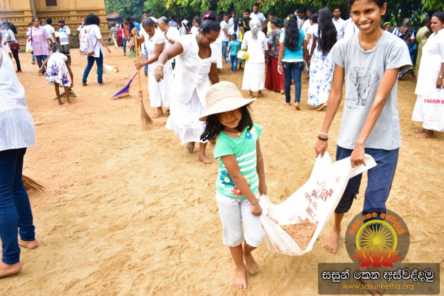 2018.09.16 සසුන් කෙත අස්වද්දමු මිතුරු කැළ සිදුකල කැළණි සෑ මලුවේ වැලි ඇතිරීම_42