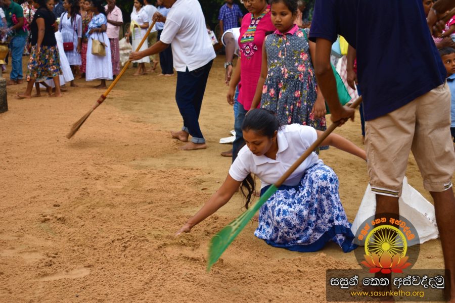 2018.09.16 සසුන් කෙත අස්වද්දමු මිතුරු කැළ සිදුකල කැළණි සෑ මලුවේ වැලි ඇතිරීම_51