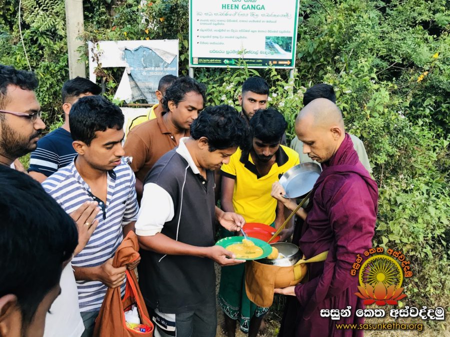 2019.03.17 මීමුරේ ආරණ්ය සේනාසනයේ හිමිවරුන් වෙත පිණ්ඩපාත දානය පූජා කිරීම (10)