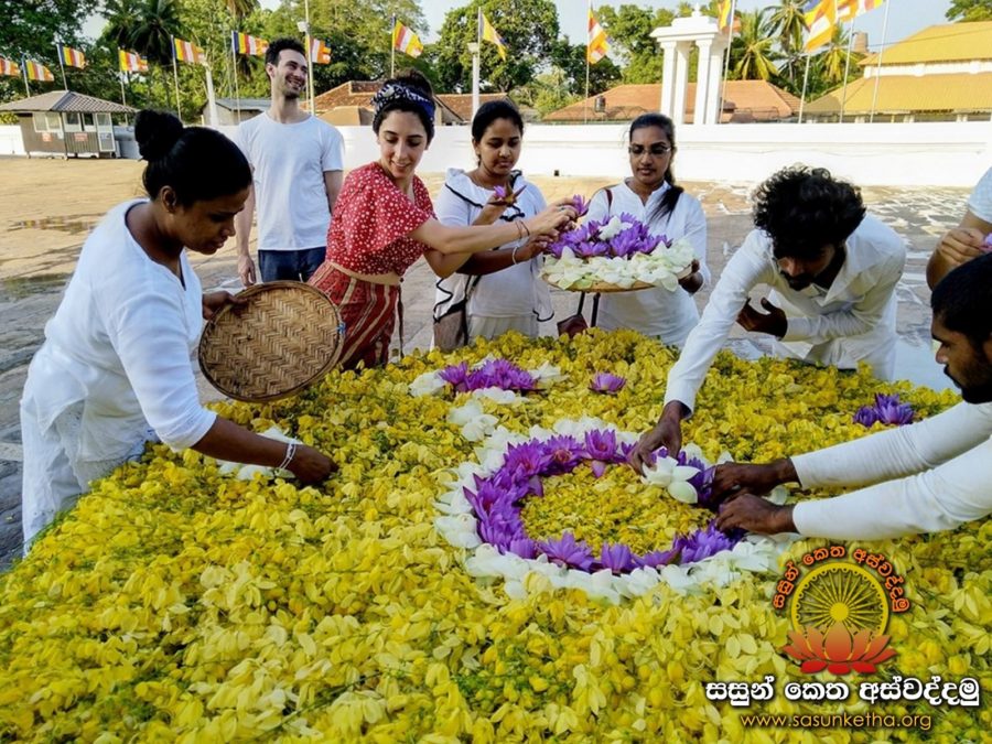 මහාසෑ රජුන්ගේ පේසා වලලු සේදීමෙන් පසු කල අසිරිමත් මල් පූජා පින්කම