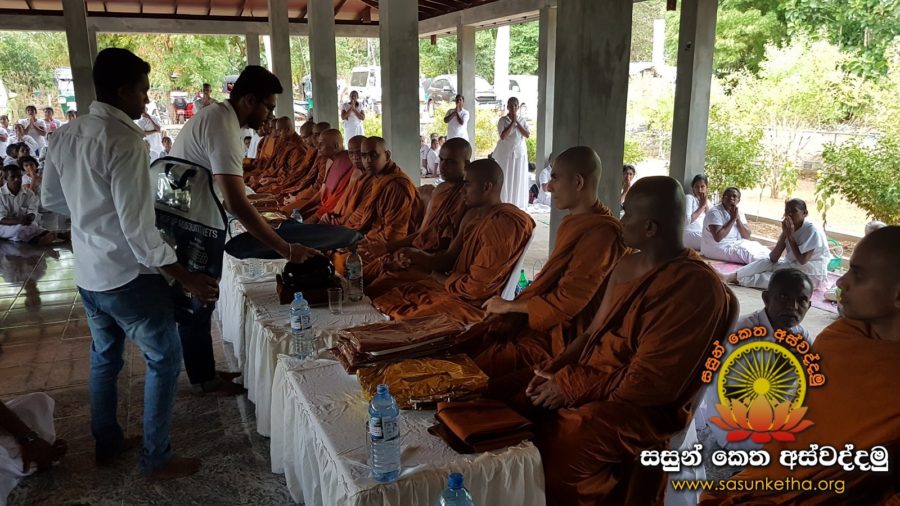 2018.07.27 දිද්දෙණිය ආරණ්‍යයේ වස් සමාදන් වන ස්වාමින් වහන්සේලා වෙත සිදුකල භාවනා මදුරු දැල් පූජාව_10