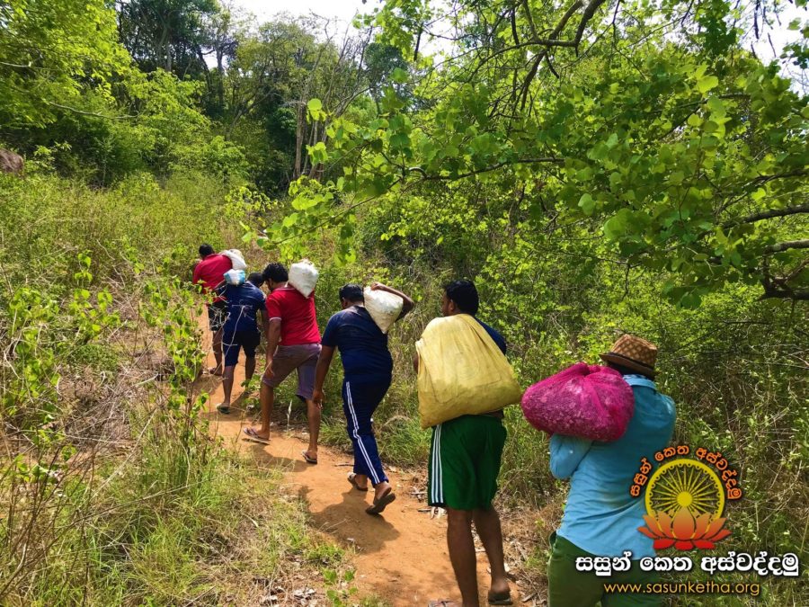 2019.06.01 ලබුනොරුවකන්ද ආරණ්‍ය සේනාසනයේ කුටි සැකසීමාට ශ්‍රම දායකත්වය ලබා දීම_3