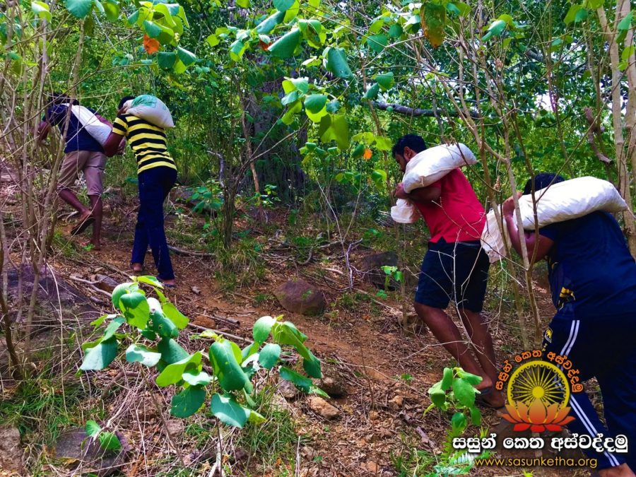 2019.06.01 ලබුනොරුවකන්ද ආරණ්‍ය සේනාසනයේ කුටි සැකසීමාට ශ්‍රම දායකත්වය ලබා දීම_8