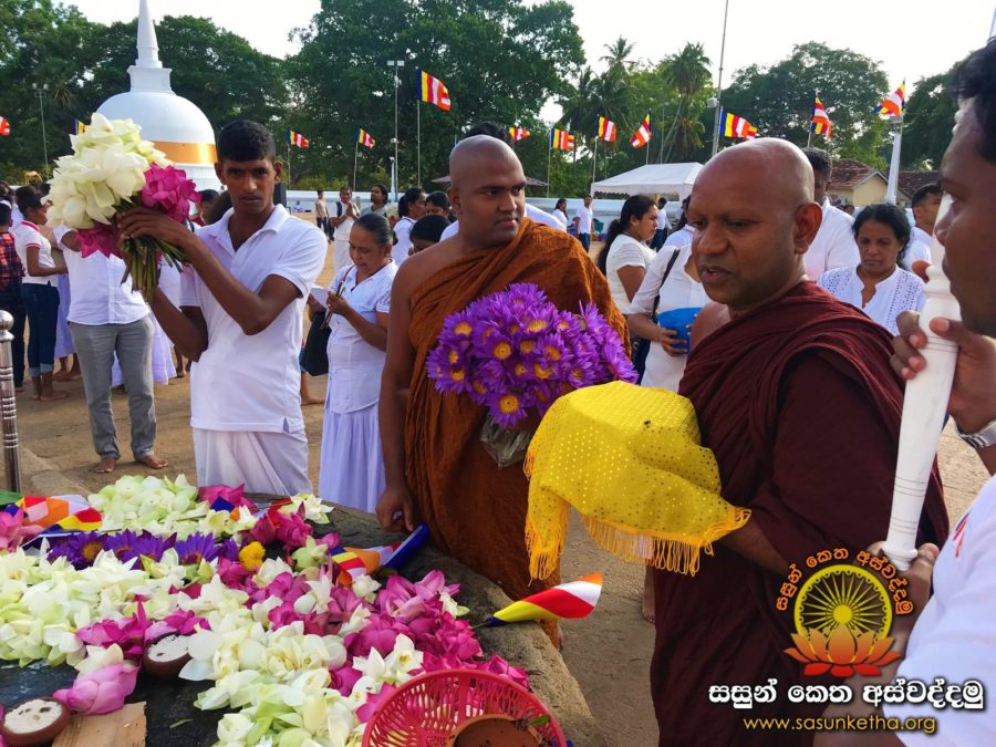 2019.07.28 රන්වැලි සෑ රජුන් උදෙසා හිමිදිරි උදෑසන සිදුකල කිරිපිඩු පූජාව_13