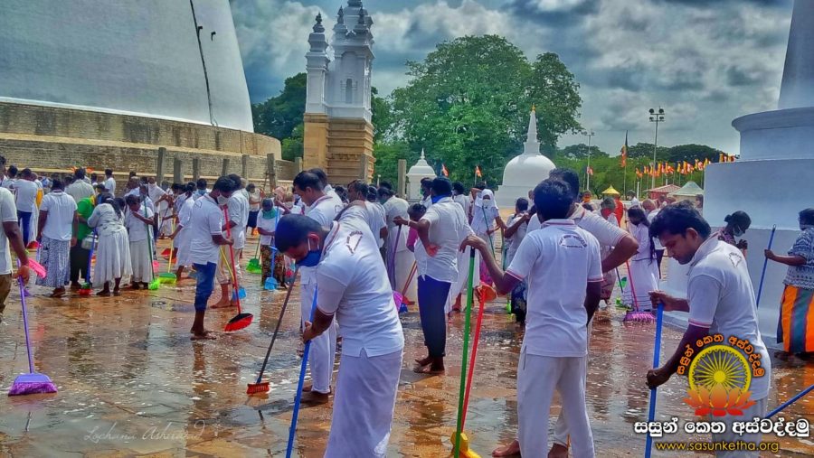 රන්වැලි සෑ රජුන්ගේ පේසා වලලු සහ මලුව සේදීම පිණිස සම්බන්ධ වූවෙමු.